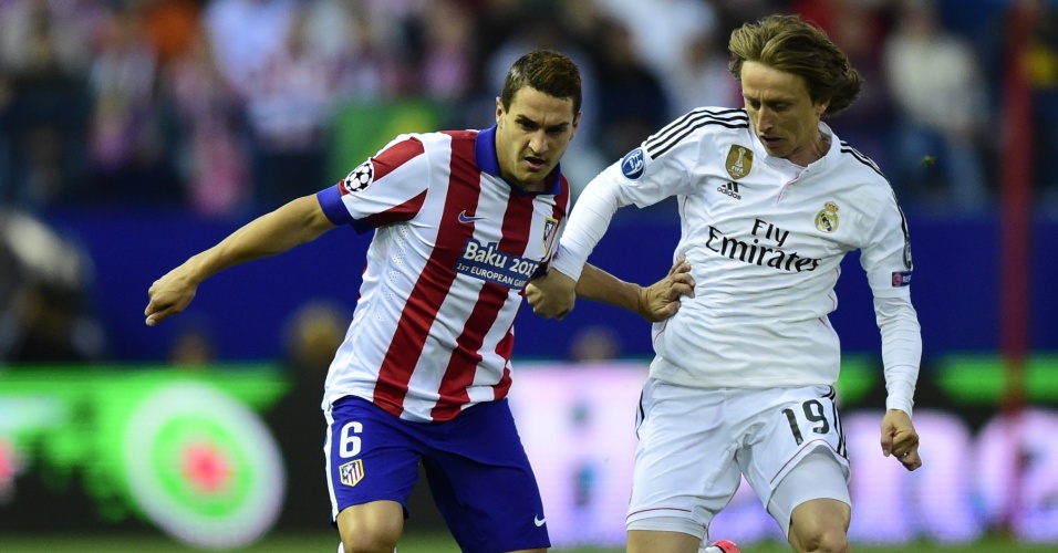 Koke tenta passar pela marcação de Modric, durante a partida entre Atlético de Madri e Real Madrid, pela Liga dos Campeões