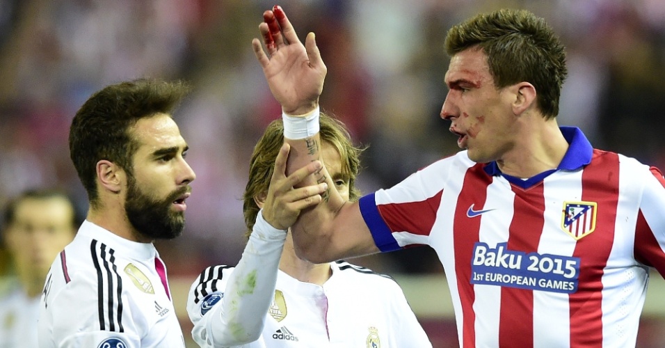 Mandzukic, do Atlético de Madri, reclama de lance com Sergio Ramos, do Real Madrid, que o deixou sangrando, pela Liga dos Campeões