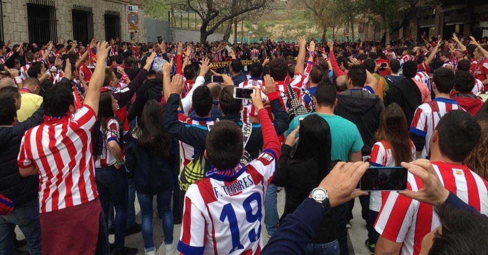 Muitos torcedores do Atlético de Madri se reuniram no caminho para o estádio Vicente Calderón