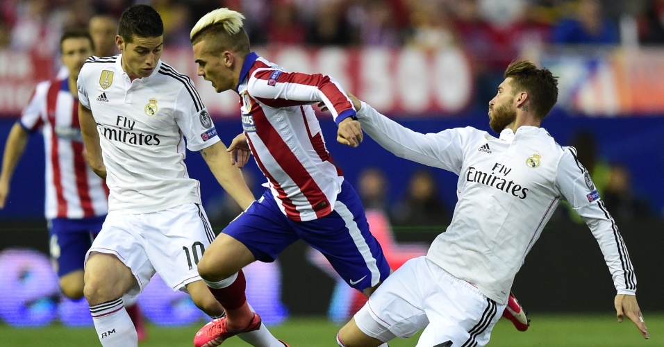 Sergio Ramos derruba Griezmann durante a partida entre Real Madrid e Atlético de Madri, pela Liga dos Campeões