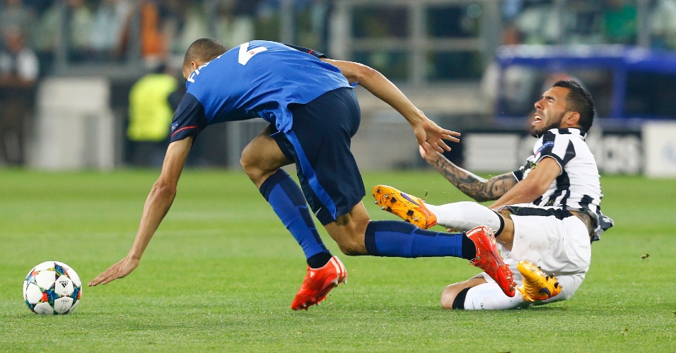 Tevez é derrubado por Fabinho durante a partida entre Monaco e Juventus, pela Liga dos Campeões