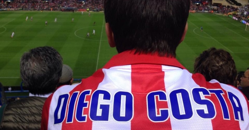 Torcedor com a camisa de Diego Costa comentou estar desanimado com o domínio apresentado pelo Real Madrid