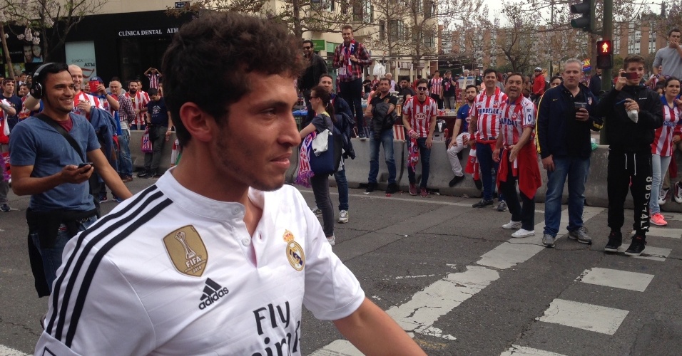 Torcedor do Real Madrid caminha no meio da torcida do Atlético de Madri e é alvo de provocações