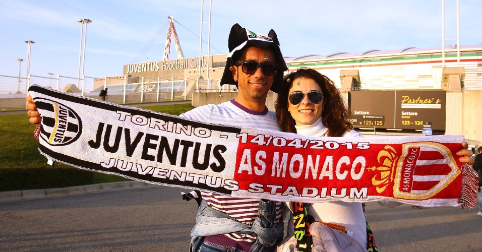 Torcedores chegam ao Juventus Stadium para a partida entre Juventus e Monaco, pela Liga dos Campeões