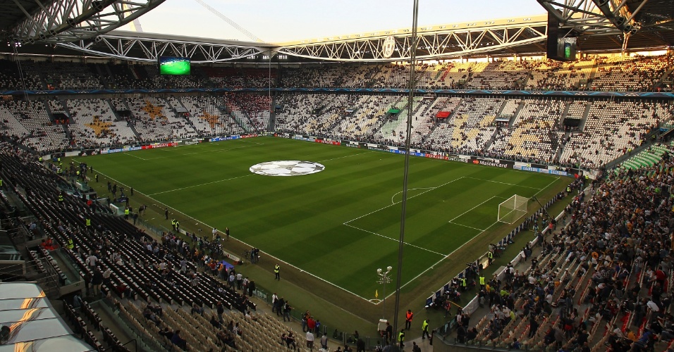 Torcida começa a encher o Juventus Stadium para a partida entre Juventus e Monaco, pela Liga dos Campeões