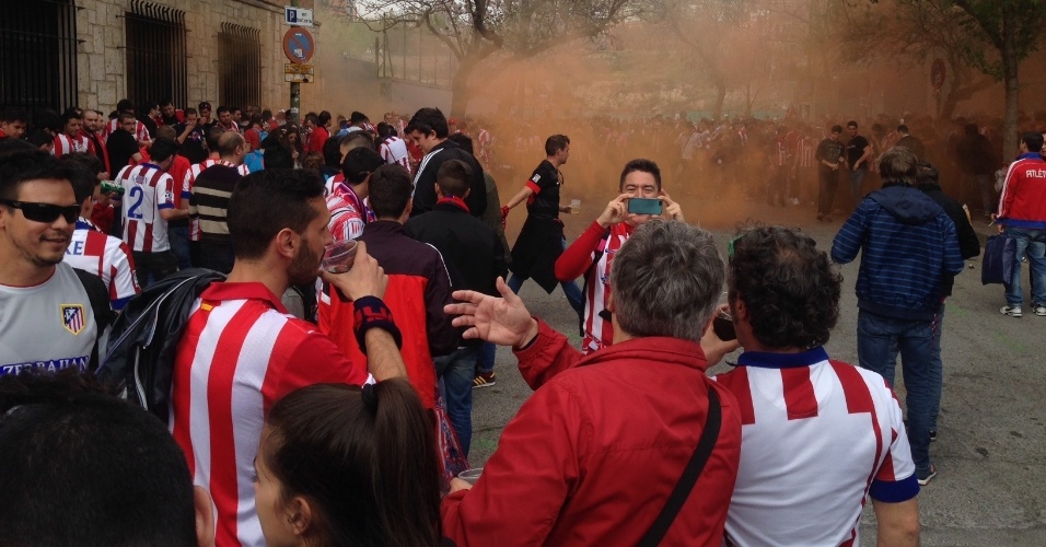 Torcida do Atlético de Madri faz a festa antes de entrar no estádio para o duelo contra o Real Madrid