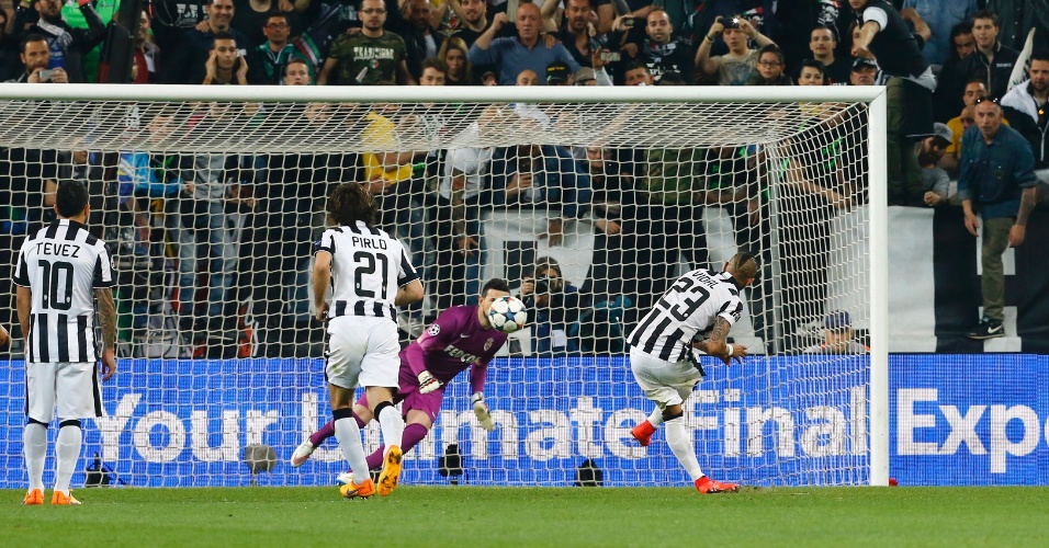 Vidal cobra pênalti com categoria e abre o placar para a Juventus contra o Monaco, pela Liga dos Campeões