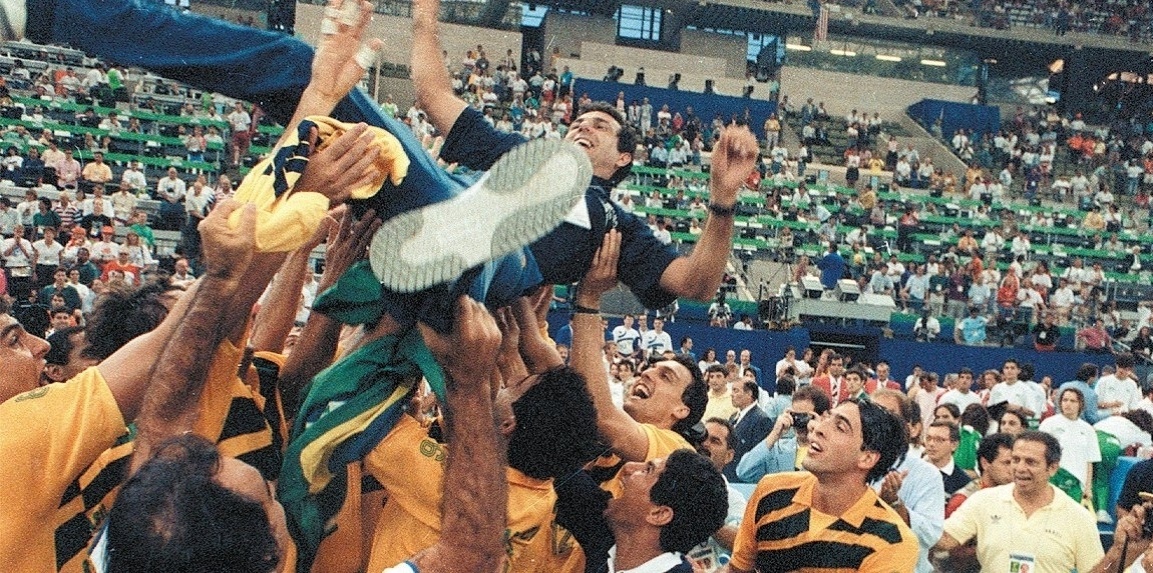 Zé Roberto é jogado ao alto após ganhar a medalha de ouro com a seleção masculina na Olimpíada de Barcelona-1992