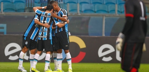 Jogadores do Grêmio comemoram gol de Douglas contra o Campinense - Lucas Uebel/Divulgação/Grêmio