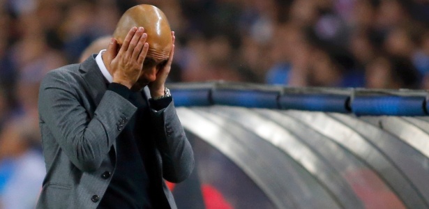 Pep Guardiola em desespero após a derrota da equipe contra o Porto  - MIGUEL VIDAL/REUTERS