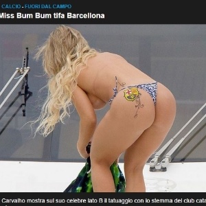 O álbum de Indianara Carvalho com o símbolo do Barcelona tatuado no bumbum é o mais visto no site do italiano Corriere dello Sport e da TV mexicana Televisa - Reprodução Bola Rosa