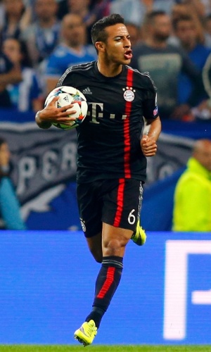 Thiago Alcântara comemora o primeiro gol do Bayern de Munique sobre o Porto, pela Liga dos Campeões