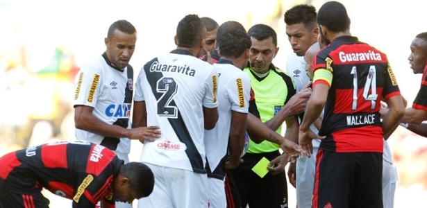 Jogadores de Flamengo e Vasco cercam o árbitro em uma das muitas reclamações - Marcelo Sadio/ site oficial do Vasco