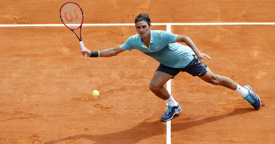Roger Federer se esteica para devolver bola em Monte Carlo