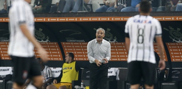 Tite orienta os jogadores do Corinthians contra o San Lorenzo - Junior Lago/UOL