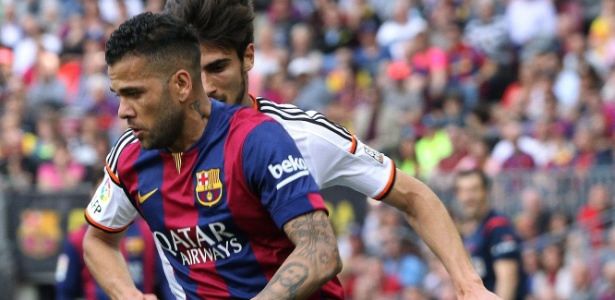 Daniel Alves em partida pelo Barcelona contra o Valencia, no Campeonato Espanhol - EFE/Toni Garriga