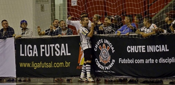 Deivis comemora um dos seus três gols do Corinthians contra o Sorocaba em jogo da Liga de Futsal - Corinthians/Divulgação