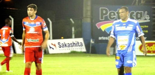 Muller (à direita) estreou com gol, mas viu time visitante marcar duas vezes com Kairo - Fernandópolis FC/ Divulgação