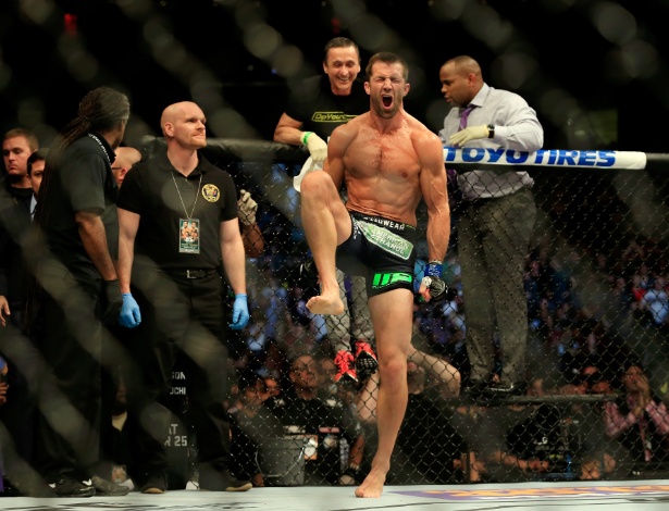 Luke Rockhold comemora vitória contra Lyoto Machida que pode colocá-lo na briga pelo cinturão dos médios do UFC - Alex Trautwig/Getty Images
