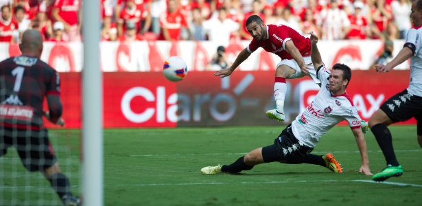 Lisandro López tenta conclusão em vitória do Inter sobre o Brasil de Pelotas - Alexandre Lops/Divulgação/Inter