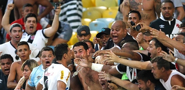 Atacante Gilberto está, literalmente, "nos braços da galera" no Vasco - Marcelo Sadio / Site oficial do Vasco