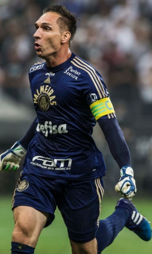 Fernando Prass corre e comemora a segunda defesa realizada na decisão por pênaltis entre Corinthians e Palmeiras