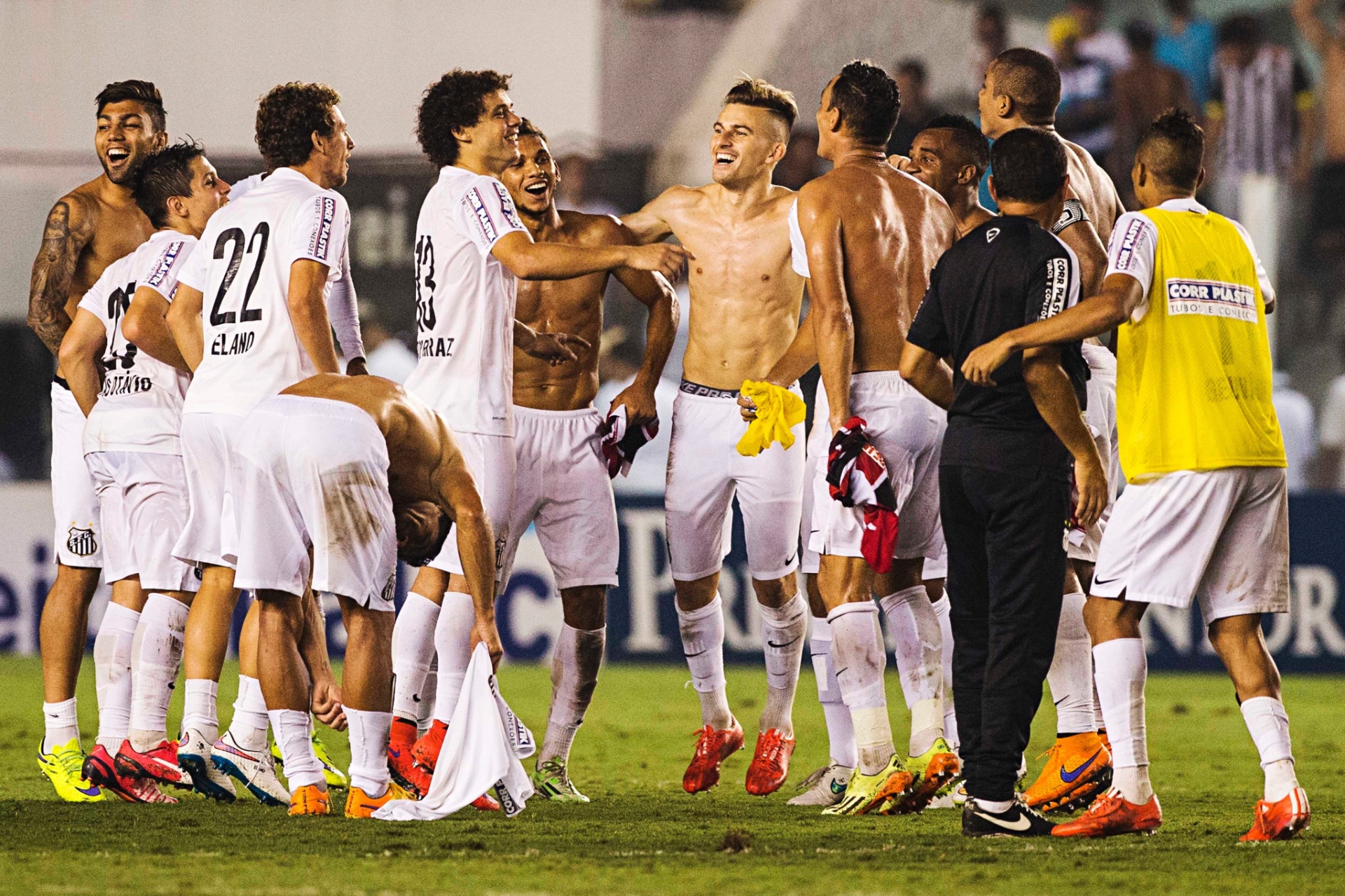 Jogadores do Santos comemoram a vitória sobre o São Paulo e a classificação à final do Paulistão - Eduardo Knapp/Folhapress