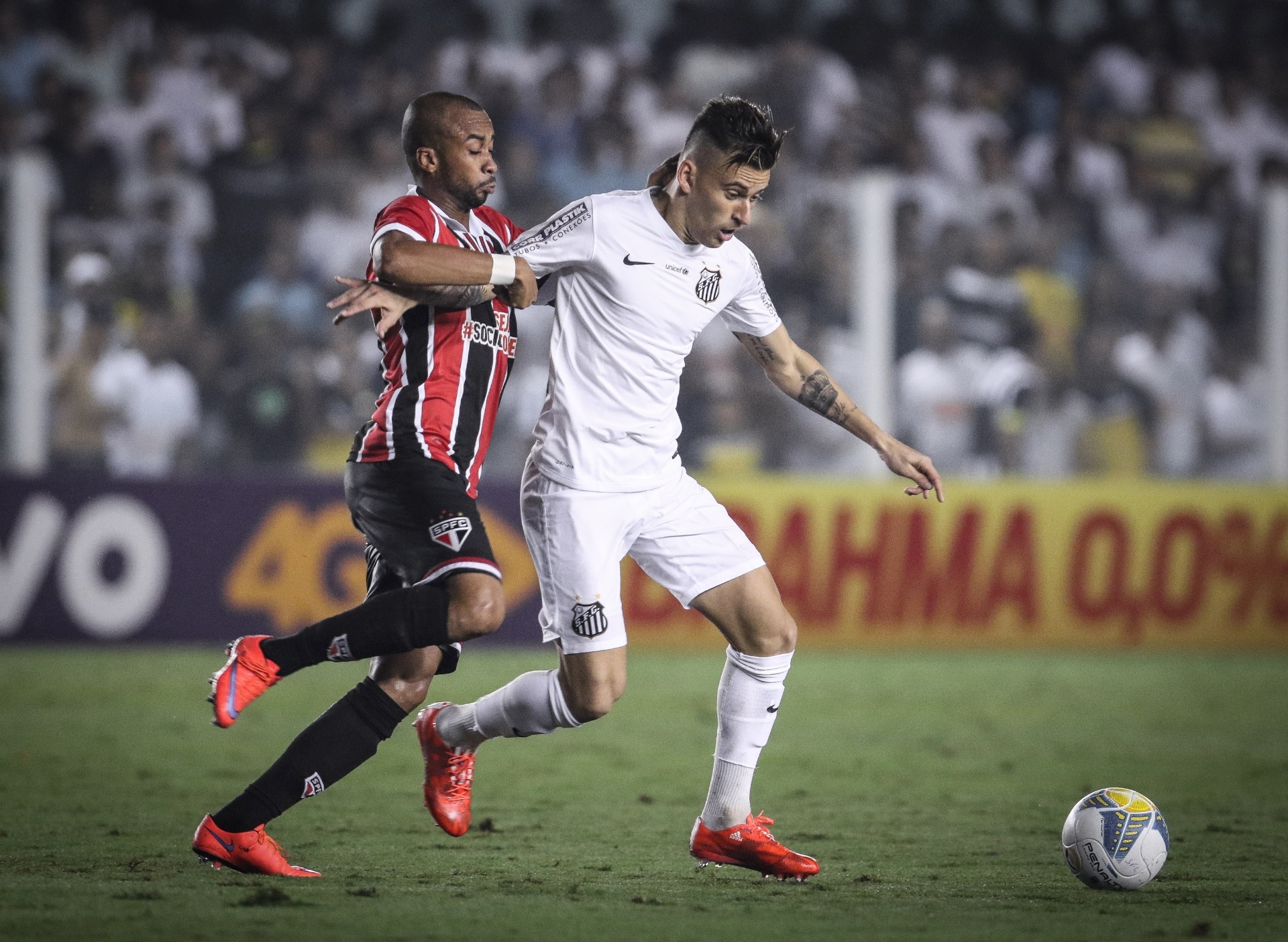 Lucas Lima protege a bola da marcação de Wesley durante o clássico Santos e São Paulo - Ricardo Nogueira/Folhapress