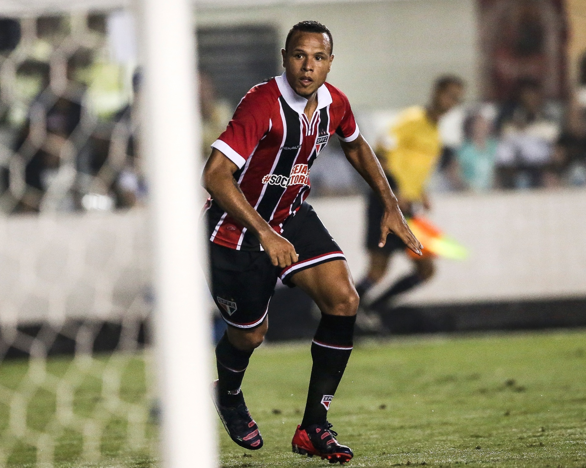 Luis Fabiano marca e desconta para o São Paulo contra o Santos na semifinal do Paulistão - Rubens Cavallari/Folhapress