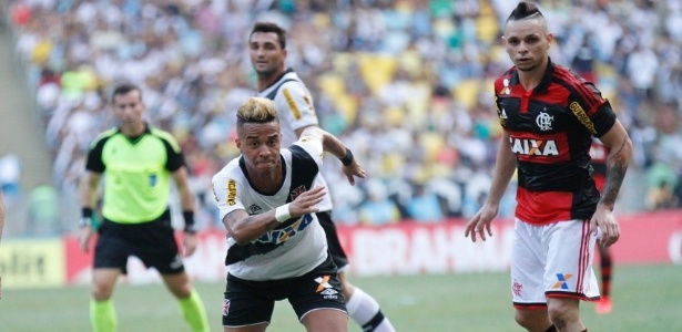 Rafael Silva tenta fugir da marcação no jogo contra o Vasco contra o Flamengo - Marcelo Sadio/vasco.com.br