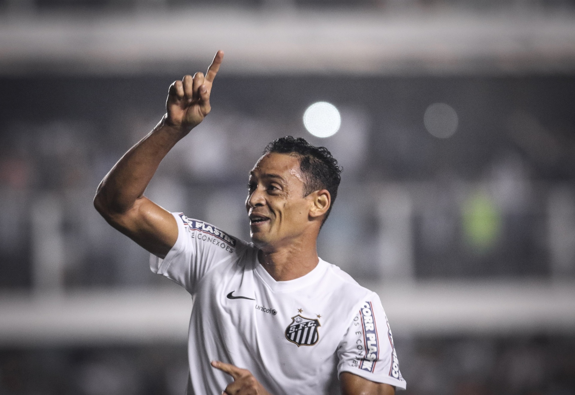 Ricardo Oliveira celebra o segundo gol marcado pelo Santos sobre o Palmeiras - Ricardo Nogueira/Folhapress