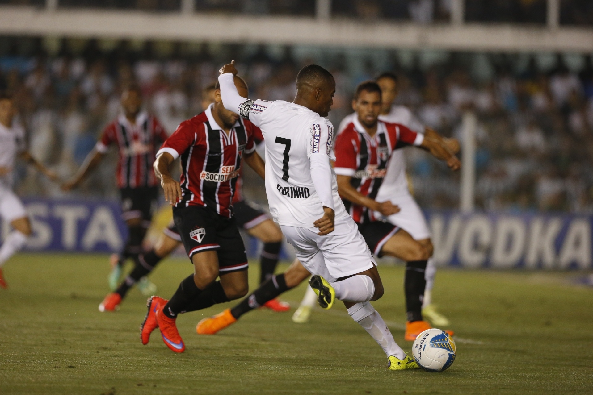 Robinho em ação durante a partida Santos e São Paulo, válida pela semifinal do Paulistão - Eduardo Knapp/Folhapress