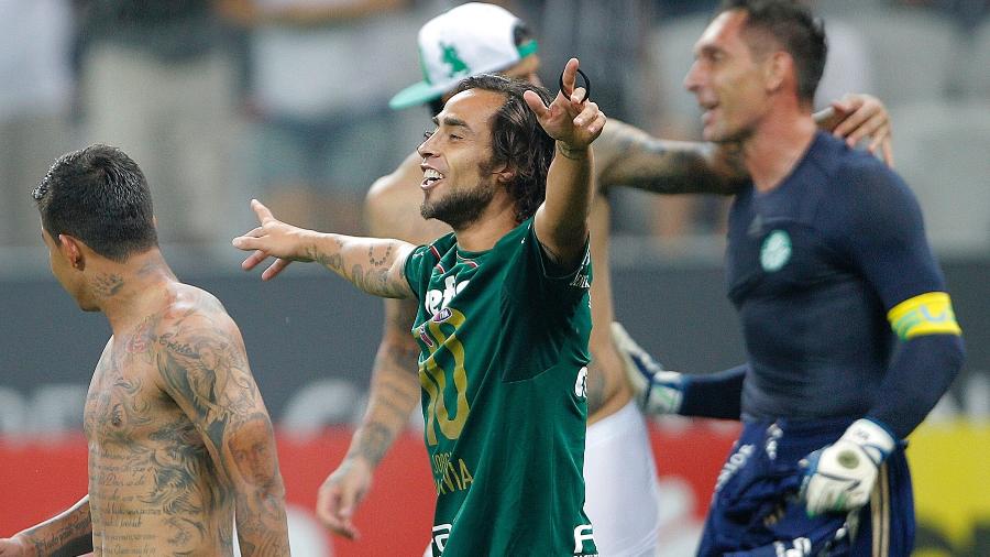 Valdivia não esconde a rivalidade mesmo longe do Palmeiras - Reinaldo Canato/UOL