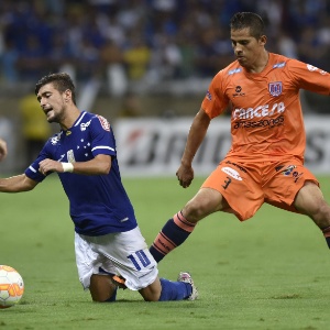 Cruzeiro espera acertar contratação do lateral Eugenio Mena nesta semana