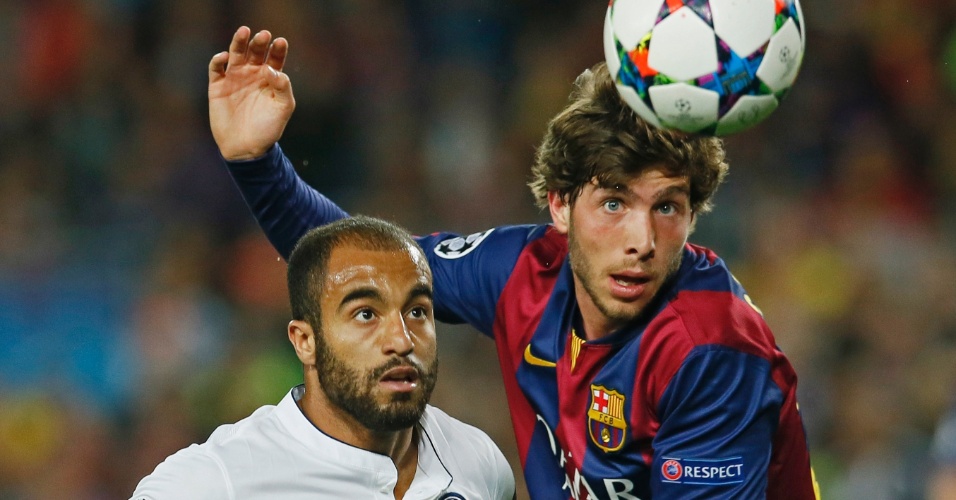 Lucas disputa bola no jogo do PSG contra o Barcelona, pela Liga dos Campeões 