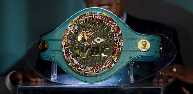 Cinturão do combate entre Floyd Mayweather e Manny Pacquiao conta com peças de ouro e é cravejado de esmeraldas - STRINGER / REUTERS
