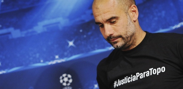 Guardiola usa camisa em referência ao jornalista morto durante a Copa do Mundo - ANDREAS GEBERT/EFE