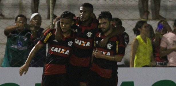 Os jogadores do Flamengo comemoram gol sobre o Salgueiro pela Copa do Brasil - Diego Nigro/JC Imagem/Estadão Conteúdo