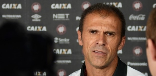 Milton Mendes acredita que o time do Atlético-PR evoluiu nas últimas partidas - Gustavo Oliveira/Site Oficial do Atlético-PR