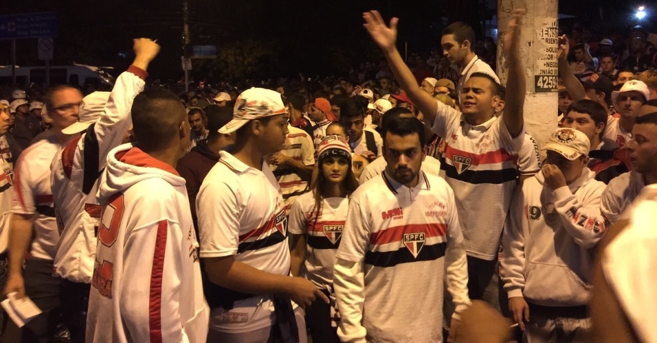 Torcedores cercam ônibus do São Paulo e protestam: "time 