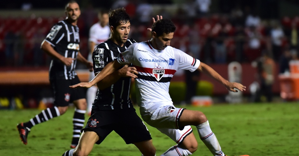 Ganso protege a bola do zagueiro Felipe no jogo entre São Paulo e Corinthians, válido pela Libertadores