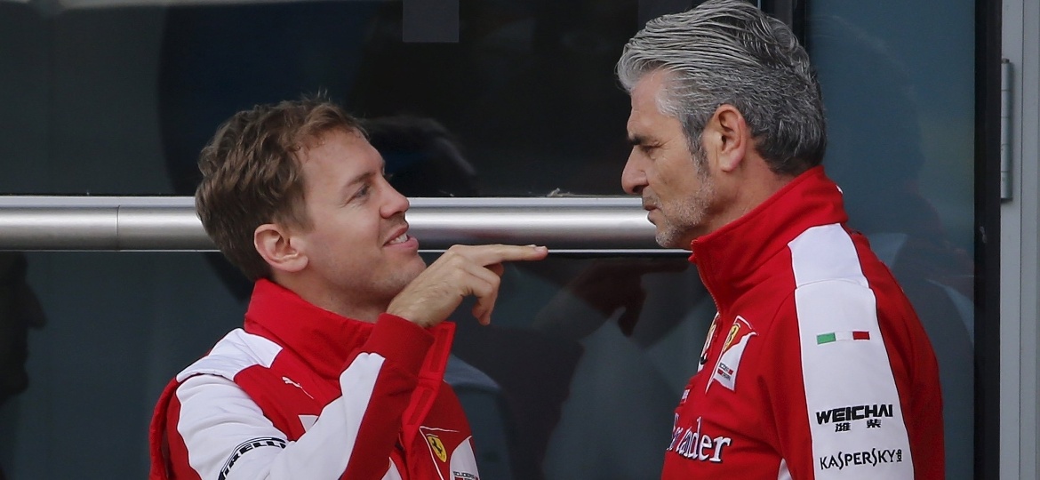 Maurizio Arrivabene (dir) deixou o posto de chefe de equipe da Ferrari na F1 - Aly Song/Reuters