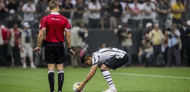 Petros perdeu pênalti que tirou Corinthians da final do Campeonato Paulista - Adriano Vizoni/Folhapress