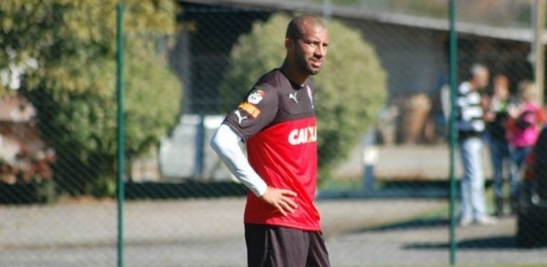 Zagueiro Kadu assinou contrato com o Atlético-PR até o fim do ano - Divulgação/Vitória/BA