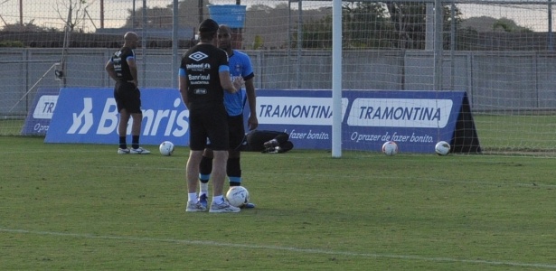 Fellipe Bastos conversa com auxiliar técnico do Grêmio, Ivo Wortmann, em treino - Marinho Saldanha/UOL
