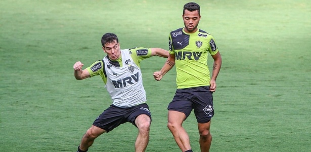Treinando entre os reservas, Leandro Donizete tenta desarmar Rafael Carioca durante o treino na Cidade do Galo - Bruno Cantini/Clube Atlético Mineiro