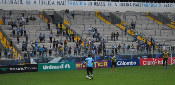 Lateral esquerdo Júnior tenta a jogada em treinamento do Grêmio deste sábado - Marinho Saldanha/UOL