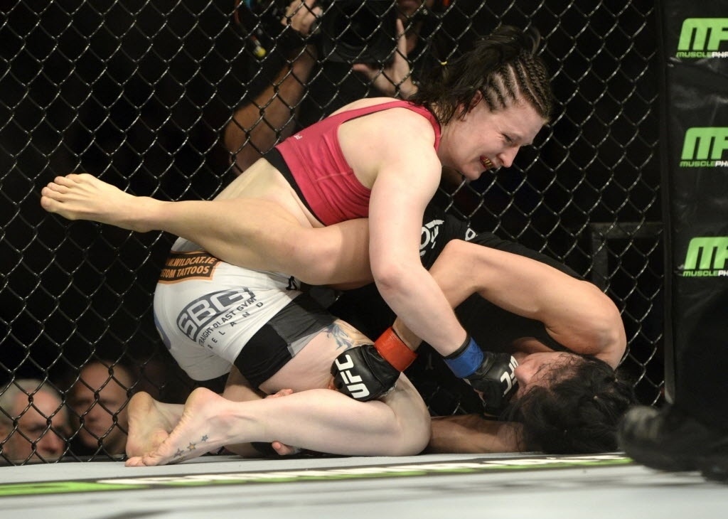 Aisling Daly acerta golpes em Randa Markos no UFC 186 - Eric Bolte-USA TODAY Sports