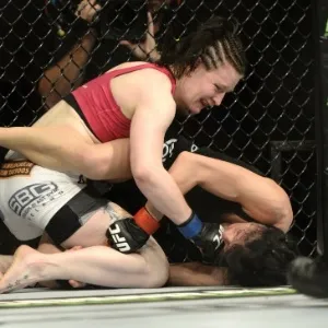 Aisling Daly acerta golpes em Randa Markos no UFC 186 - Eric Bolte-USA TODAY Sports