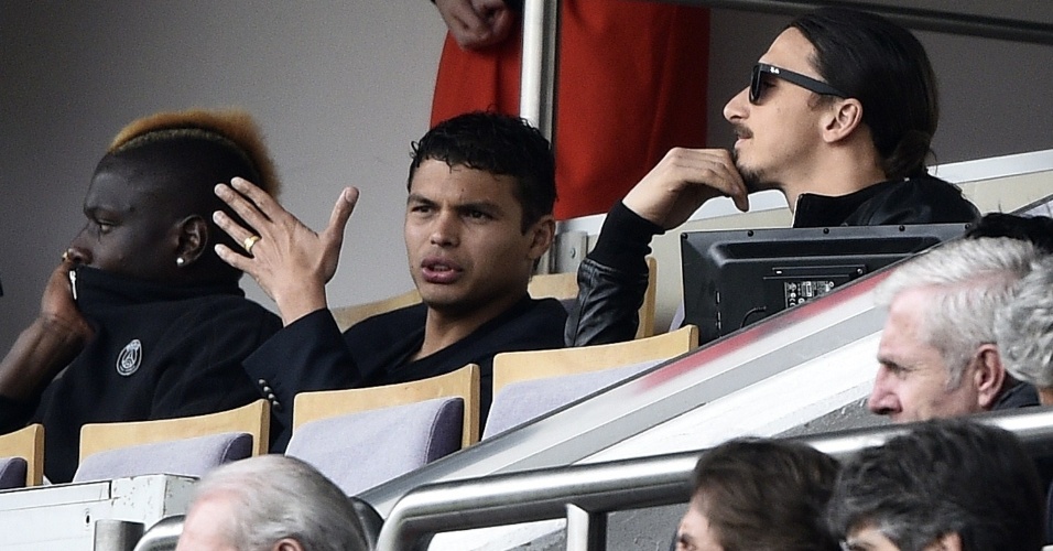 Ibrahimovic e Thiago Silva acompanham dos camarotes a vitória do PSG